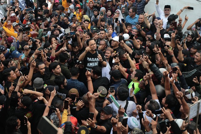 Capres 01 Anies Baswedan blusukan di Pasar Flamboyan, Pontianak, Kalbar, Selasa (26/12/2023). Foto: Dok. Istimewa