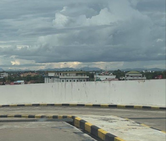 Perbukitan di Sungai Ambawang terlihat jelas dari atas Gaia Mall Pontianak. Foto: Dok Hi!Pontianak