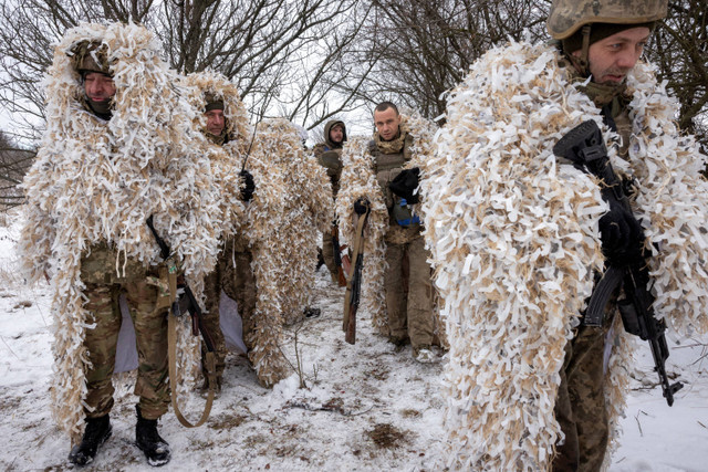 Prajurit Ukraina dari brigade mekanik terpisah ke-93 mengenakan pakaian ghillie selama pelatihan di dekat garis depan di wilayah Donetsk, pada Senin (25/12/2023). Foto: Thomas Peter/REUTERS