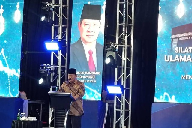 Menhan RI Prabowo Subianto dalam acara silaturahmi ulama dan tokoh masyarakat Aceh sekaligus memperingati 19 tahun Tsunami Aceh di Hotel Hermes Palace, Banda Aceh, Aceh, Selasa (26/12/2023). Foto: Zamachsyari/kumparan