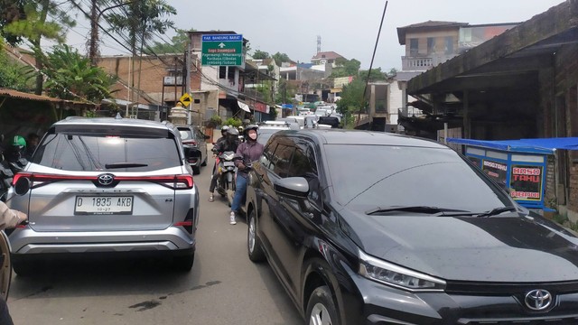 Situasi lalu lintas menuju Lembang lewat Jalan Dago Giri, Selasa (26/12/2023). Foto: Rachmadi Rasyad/kumparan