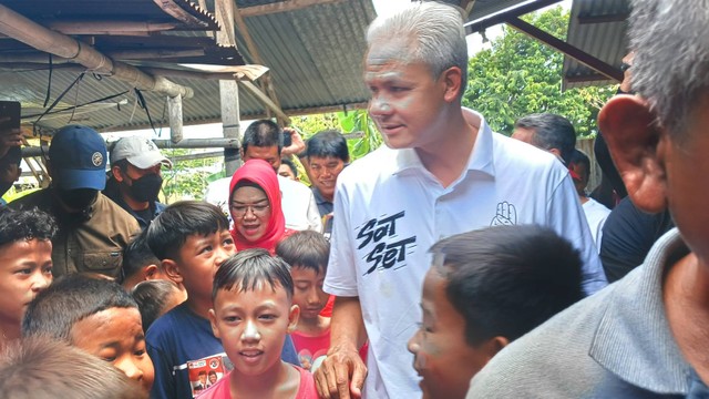 Capres nomor urut 03, Ganjar Pranowo, menyambangi Batik Kedunggudel, Kecamatan Sukoharjo, Kabupaten Sukoharjo, Jawa Tengah, Selasa (26/12/2023). Foto: Fadhil Pramudya/kumparan