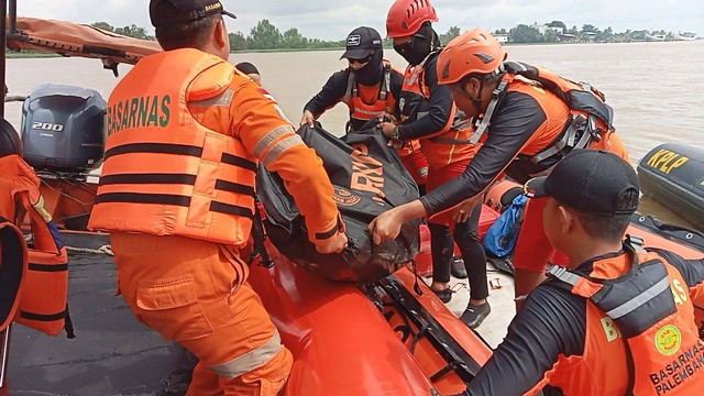 Tim Basarnas Palembang ketika menemukan jasad nakhoda yang tenggelam di perairan Sungai Musi, Foto : Basarnas Palembang