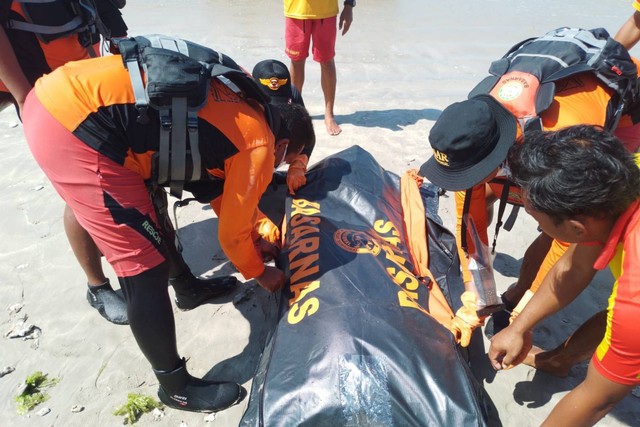 Mayat diduga WNA mengambang di Perairan Ujung Bandara Ngurah Rai, Bali Foto: Polresta Denpasar