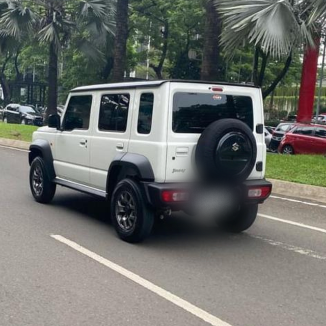 Sebuah Suzuki Jimny 5-pintu di jalanan Indonesia. Foto: Instagram/@fikrialinfansyah