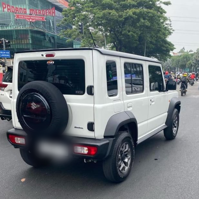 Sebuah Suzuki Jimny 5-pintu di jalanan Indonesia. Foto: Instagram/@fikrialinfansyah