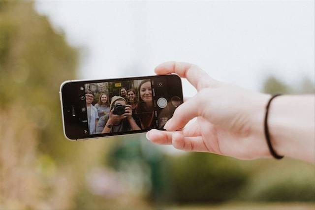 ilustrasi hp dengan kamera depan terbaik. Foto: unsplash.com.