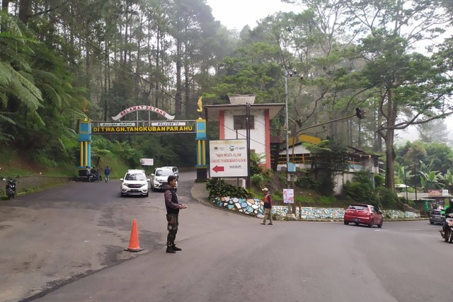 Ruas jalan di sekitar Cikole, Lembang, Kabupaten Bandung Barat, pada Selasa (26/12/2023). Foto: Rachmadi Rasyad/kumparan