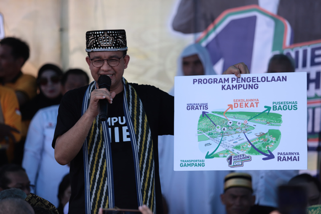 Capres nomor urut 1 Anies Baswedan meresmikan Kampung Anies di Kampung Kamboja, Tepian Sungai Kapuas, Kota Pontianak Selasa (26/12). Foto: Dok. Istimewa