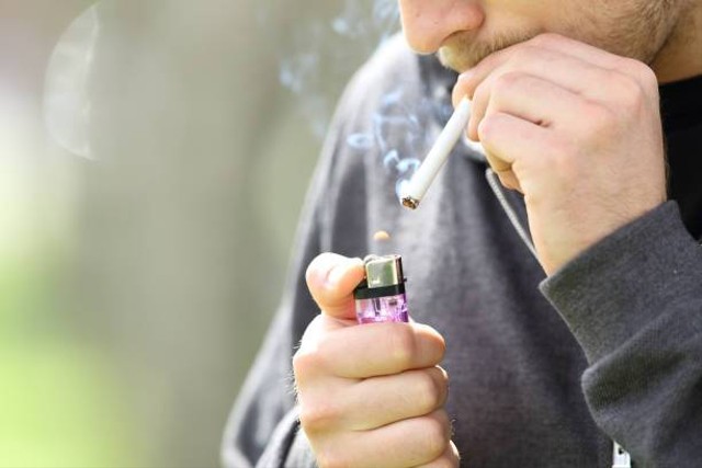 Ilustrasi remaja merokok. Foto: Istock