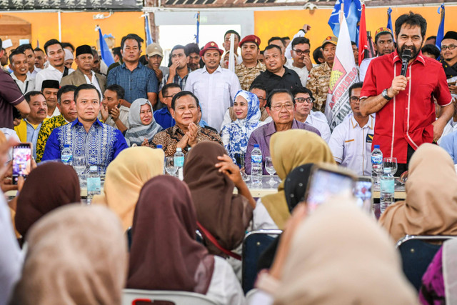 Presiden ke-6 Susilo Bambang Yudhoyono bersama calon presiden nomor urut 2 Prabowo Subianto, Ketua Umum Partai Demokrat Agus Harimurti Yudhoyono serta Ketua Partai Aceh Muzakir Manaf minum kopi bersama di MZ Coffee, Banda Aceh, Selasa (26/12/2023). Foto: Galih Pradipta/ANTARA FOTO