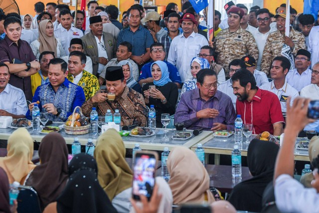 Presiden ke-6 Susilo Bambang Yudhoyono bersama calon presiden nomor urut 2 Prabowo Subianto, Ketua Umum Partai Demokrat Agus Harimurti Yudhoyono serta Ketua Partai Aceh Muzakir Manaf minum kopi bersama di MZ Coffee, Banda Aceh, Selasa (26/12/2023). Foto: Galih Pradipta/ANTARA FOTO