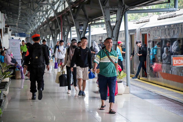 Sejumlah penumpang tiba di Stasiun Pasar Senen, Jakarta, Selasa (26/12/2023). Foto: Jamal Ramadhan/kumparan