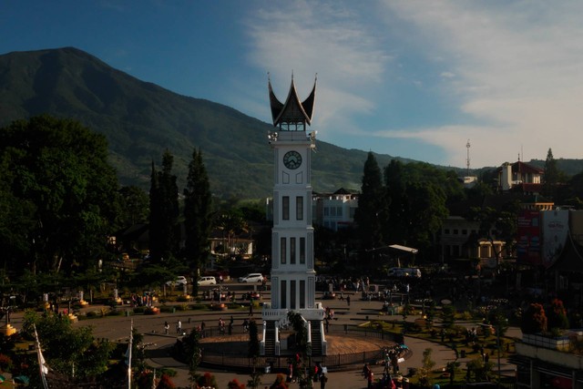 ilustrasi Jam Gadang (Unsplash)