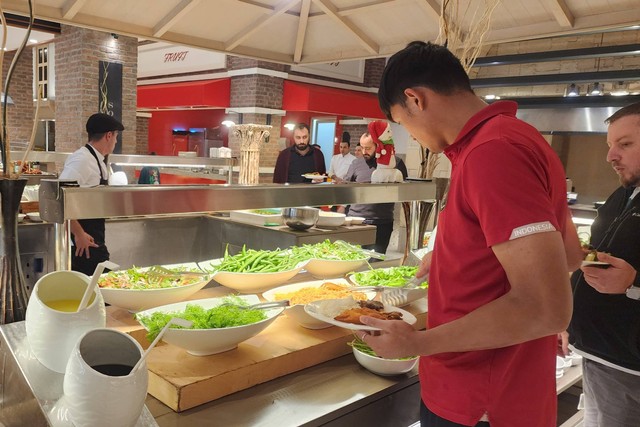 Pemain Timnas Indonesia makan bersama saat pemusatan latihan (TC) di Turki. Foto: Dok. Istimewa