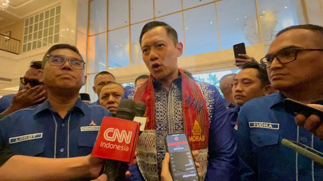 Ketua Umum Partai Demokrat Agus Harimurti Yudhoyono (AHY) saat diwawancarai di Hotel Adi Mulia, Kota Medan, pada Selasa (26/12/2023). Foto: Tri Vosa/kumparan