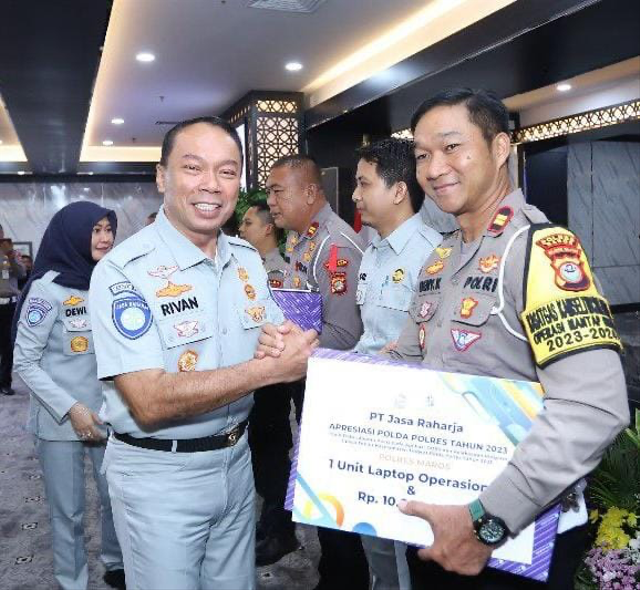 Direktur Utama Jasa Raharja Rivan A. Purwantono menyerahkan penghargaan kepada Polda/Polres 2023 sebagai bentuk penghargaan stakeholders di Aula Lt.4 Gedung NTMC Korlantas Polri, Jakarta pada Rabu (20/12/2023. Foto: Jasa Raharja