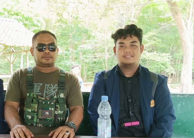 Harisyanto (Kiri), Polisi Khusus Cagar Budaya yang bertugas di cagar alam pananjung pangandaran.