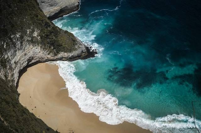 Pantai Ngungap. Foto hanya ilustrasi bukan tempat sebenarnya. Sumber foto: Unsplash.com/Ryan Farid