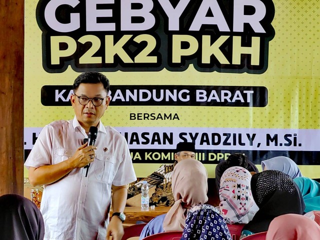 Wakil Ketua Komisi VIII DPR Tubagus Ace Hasan Syadzily saat sambutan di acara Pertemuan Peningkatan Kemampuan Keluarga (P2K2) Keluraga Penerima Manfaat (KPM) Program Keluarga Harapan (PKH) di Tanjungwangi Water Park, Cicangkang Girang, Sindangkerta, Bandung Barat,  Selasa (26/12).. Foto: Istimewa