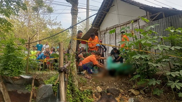 Petugas saat lakukan olah TKP penemuan mayat laki-laki di kawasan hutan di Desa Bancer, Kecamatan Ngraho, Kabupaten Bojonegoro. Rabu (27/12/2023). (Aset: Istimewa)