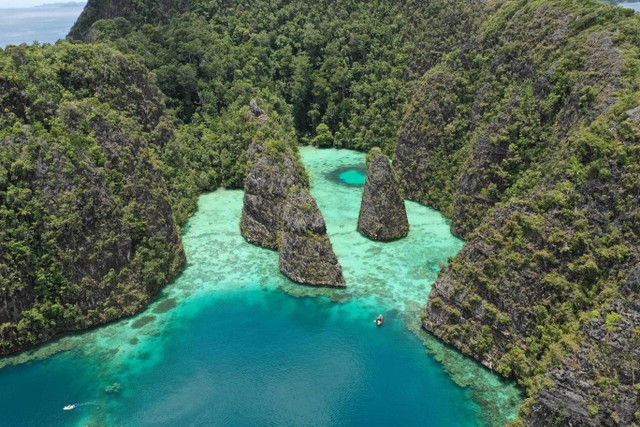 Foto oleh Ditras Family: https://www.pexels.com/id-id/foto/laut-pemandangan-pantai-liburan-18619494/