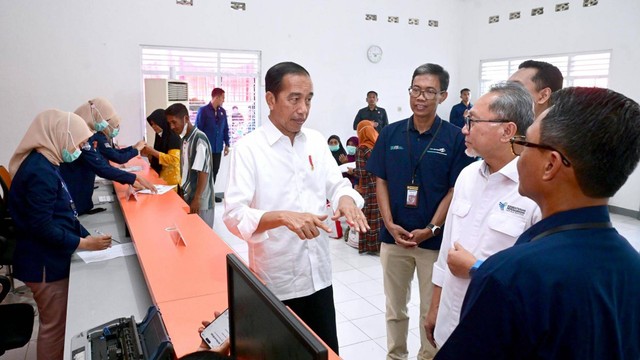 Presiden Jokowi serahkan BLT El Nino di Kantor Pos Genteng, Rabu (27/12/2023). Foto: Muchlis Jr/Biro Pers Sekretariat Presiden