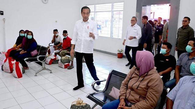 Presiden Jokowi serahkan BLT El Nino di Kantor Pos Genteng, Rabu (27/12/2023). Foto: Muchlis Jr/Biro Pers Sekretariat Presiden