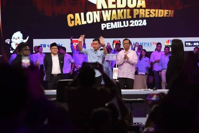 Cawapres nomor urut 02 Gibran Rakabuming Raka, cawapres nomor urut 01 Muhaimin Iskandar, dan cawapres nomor urut 03 Mahfud MD usai debat calon wakil presiden Pemilu 2024 di JCC, Jakarta, Jumat (22/12/2023). Foto: Iqbal Firdaus/kumparan