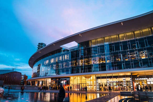 Mall di Jakarta Timur. Foto hanya ilustrasi, bukan tempat sebenarnya. Sumber: Unsplash/Zac Wolff