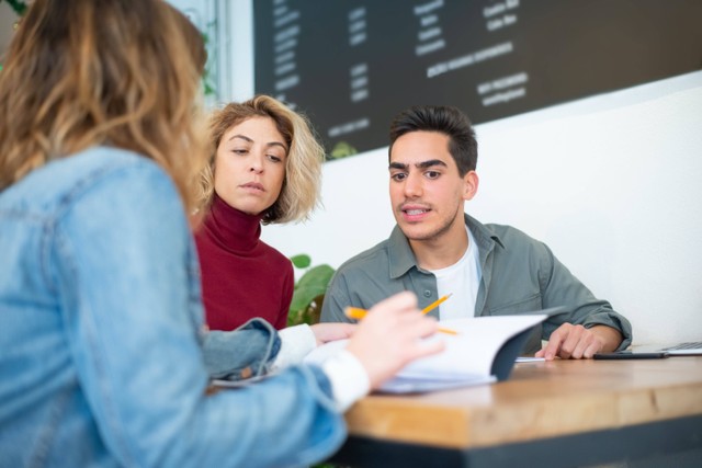 Memanfaatkan Orang Sekitar untuk Berdiskusi. Foto: pexels.com