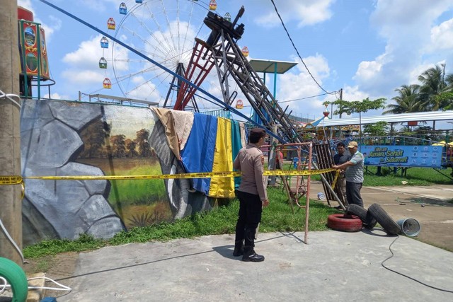 Wahana swing carousel yang rusak di Banyuwangi Night Amazing, Kecamatan Genteng, Banyuwangi. Foto: Polsek Genteng Banyuwangi