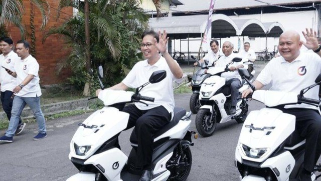 Rektor ITS Mochamad Ashari saat mengenalkan motor Evits. Foto: Humas ITSITS