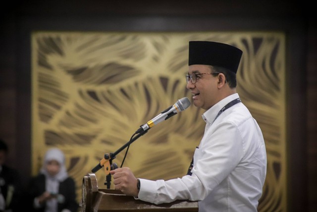 Capres nomor urut 1, Anies Baswedan, memberikan sambutan pada acara Deklarasi Dukungan Keluarga Besar HMI kepada Anies- Cak Imin, di Lippo Kuningan, Jakarta Selatan, Rabu (27/12/2023). Foto: Jamal Ramadhan/kumparan