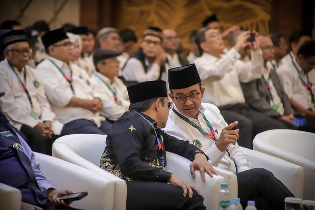Paslon Capres-cawapres nomor urut 1, Anies Baswedan dan Muhaimin Iskandar alias Cak Imin, pada acara Deklarasi Dukungan Keluarga Besar HMI kepada Anies- Cak Imin, di Lippo Kuningan, Jakarta Selatan, Rabu (27/12/2023). Foto: Jamal Ramadhan/kumparan