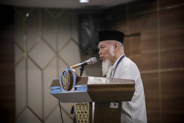 Alumni HMI Abdullah Hehamahua memberikan sambutan pada acara Deklarasi Dukungan Keluarga Besar HMI kepada Anies- Cak Imin, di Lippo Kuningan, Jakarta Selatan, Rabu (27/12/2023). Foto: Jamal Ramadhan/kumparan