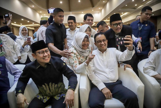 Paslon Capres-cawapres nomor urut 1, Anies Baswedan dan Muhaimin Iskandar alias Cak Imin, pada acara Deklarasi Dukungan Keluarga Besar HMI kepada Anies- Cak Imin, di Lippo Kuningan, Jakarta Selatan, Rabu (27/12/2023). Foto: Jamal Ramadhan/kumparan