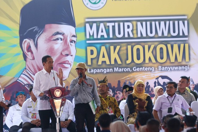 Presiden Jokowi berbincang dengan warga penerima manfaat Program Tanah Objek Reforma Agraria Perhutanan Sosial (TORA-PS) dalam acara bertajuk Matur Nuwun Pak Jokowi di Ruang Terbuka Hijau Maron, Genteng, Banyuwangi, Jawa Timur, Rabu (27/12/2023). Foto: Budi Candra Setya/ANTARA FOTO