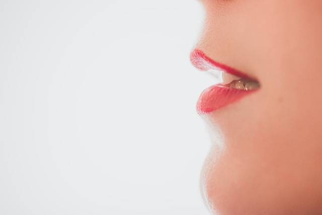 Mengapa Bibir Hitam? Ini Alasannya. Sumber foto: unsplash.com/Timothy Dykes