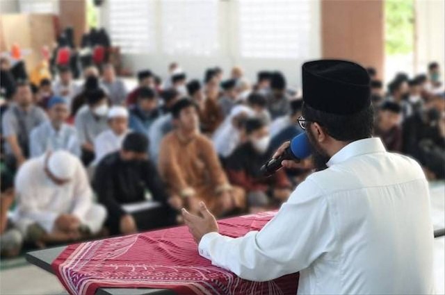 Ilustrasi seseorang membaca khutbah Jumat akhir tahun. Foto: Pexels.com