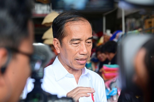 Jokowi menjawab pertanyaan wartawan di Pasar Rogojampi, Kabupaten Banyuwangi, Provinsi Jawa Timur, pada Rabu, 27 Desember 2023. Foto: Dok. Biro Setpres