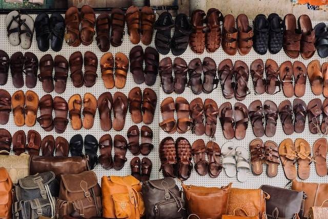 Toko sepatu sandal di Jakarta Timur. Foto hanya ilustrasi, bukan tempat sebenarnya. Sumber: Unsplash/Adam Jang