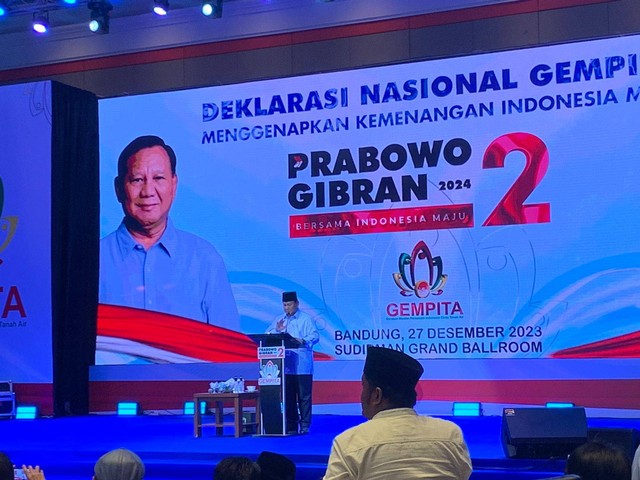 Capres nomor urut 2 Prabowo Subianto hadiri deklarasi dukungan dari Gempita (Gerakan Muslim Persatuan Indonesia Cinta Tanah Air) di Gedung Jenderal Sudirman, Kota Bandung, Jawa Barat, Rabu (27/12/2023). Foto: Luthfi Humam/kumparan