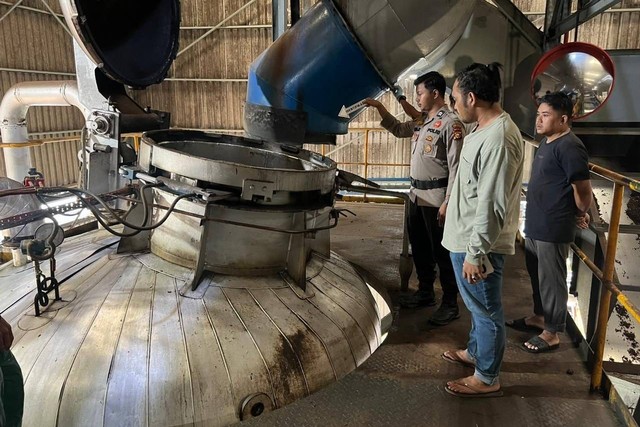 Polisi melakukan Olah TKP karyawan pabrik sawit tewas di alat perebus sawit. Foto: Polres Indragiri Hulu