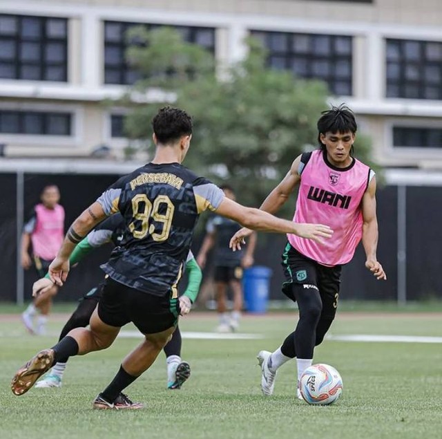 Tim Persebaya saat latihan di lapangan Thor, Surabaya, beberapa waktu lalu. Foto: Official Persebaya