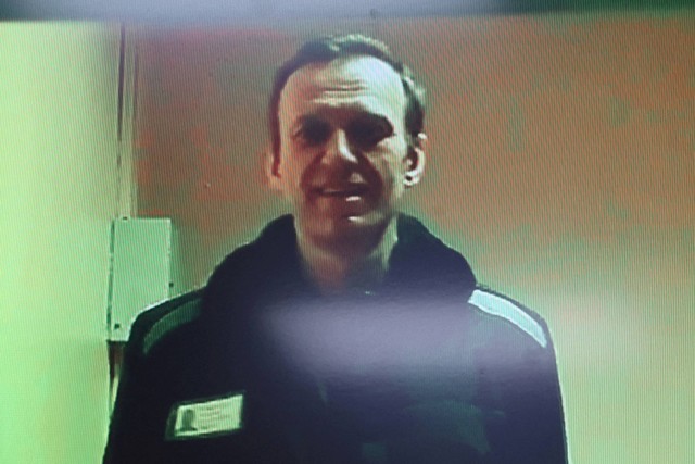 Politisi oposisi Rusia Alexei Navalny saat menjalani hukuman setelah dinyatakan bersalah atas pelanggaran pembebasan bersyarat, penipuan, dan penghinaan terhadap tuntutan pengadilan, di kota Kovrov, Rusia, 7 Oktober 2022. Foto: Yulia Morozova/REUTERS