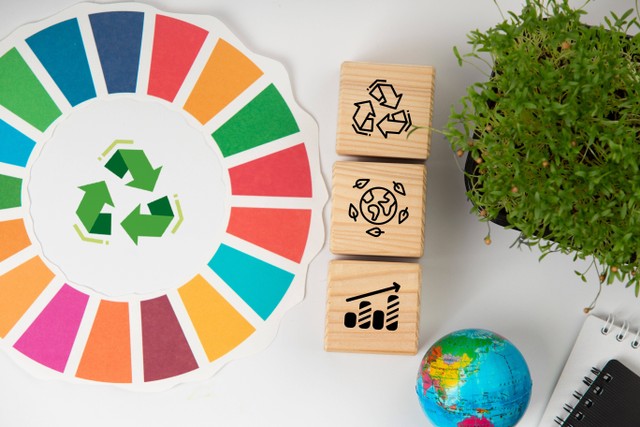Sumber Foto: https://www.freepik.com/free-photo/sustainable-development-goals-still-life_38687442.htm#query=sustainable%20development%20goals&position=18&from_view=keyword&track=ais&uuid=15df8aa6-5112-471b-8d69-90533264b254