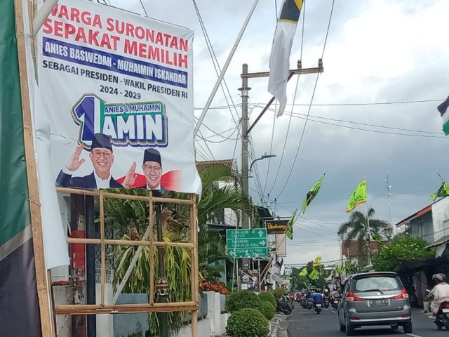 Spanduk AMIN di Yogyakarta yang dirusak seseorang. Foto: Arfiansyah Panji Purnandaru/kumparan