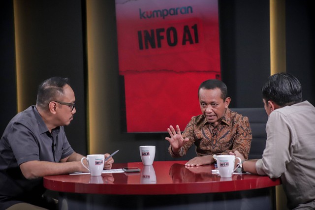 Pemimpin Redaksi kumparan, Arifin Asydhad (kanan), Pakar komunikasi politik, Irfan Wahid atau Ipang Wahid (kiri) dan Menteri Investasi Indonesia/Kepala BKPM, Bahlil Lahadalia di program Info A1 kumparan. Foto: Jamal Ramadhan/kumparan