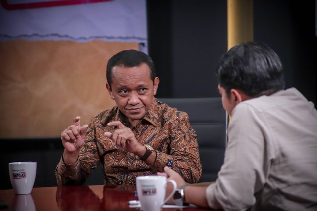 Pemimpin Redaksi kumparan, Arifin Asydhad (kanan) bersama Menteri Investasi Indonesia/Kepala BKPM, Bahlil Lahadalia di program Info A1 kumparan. Foto: Jamal Ramadhan/kumparan